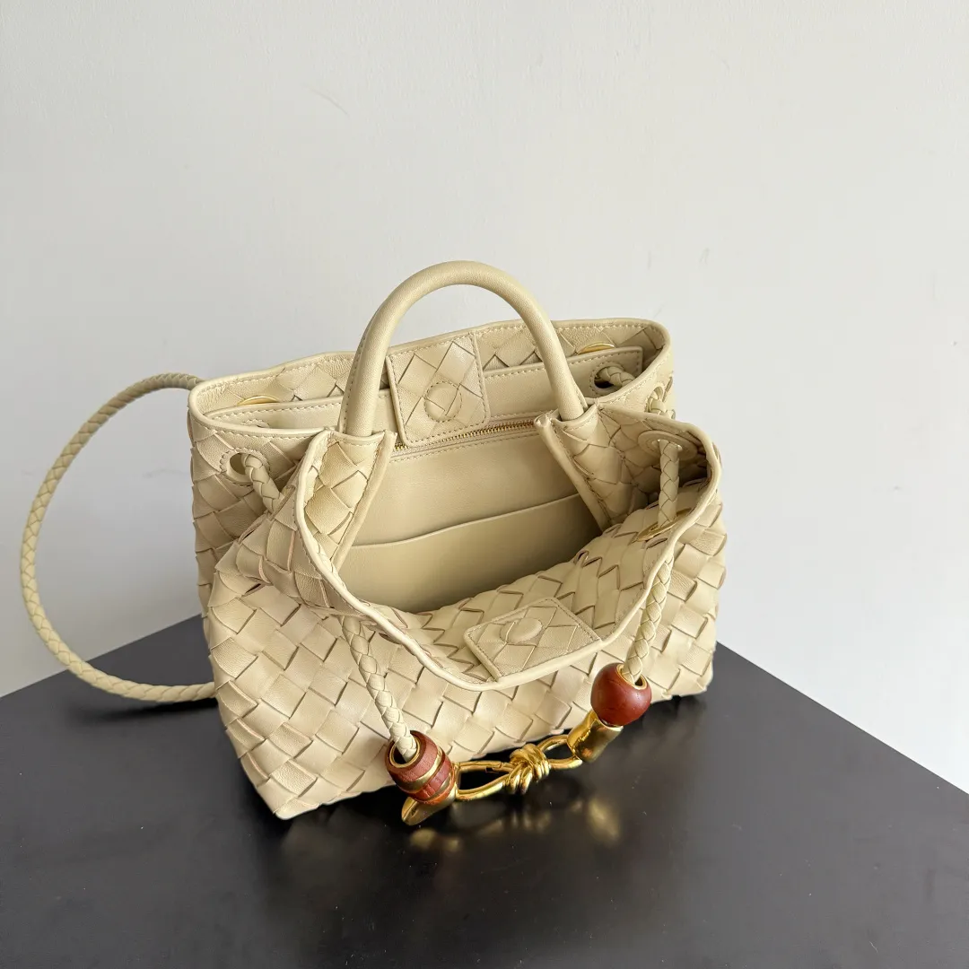 The new Andiamo batch of 3060 BV is shipped‼ ️The classic intercciato weaving process is used to create a soft bag, the metal knot is made of micro-cast aluminum using jewelry technology🪢, and the decorative beads are made of metal and hand-polished oak, allowing you to jump repeatedly between elegance and fun💃, making it unpredictable. Classic and versatile, it shows off your temperament, and the bag has a large capacity, making it very convenient for daily commuting! It has a variety of carrying methods, the shoulder straps can be adjusted by yourself, the original lambskin feels soft and delicate, and the unisex style breaks gender boundaries and brings a more practical and long-lasting use experience. The Andiamo, which has both elegant and casual styles, perfectly interprets the "fashionable old money style". Style number: 743568+wood hardware Color: cream yellow Size: 25*22*10.5cm